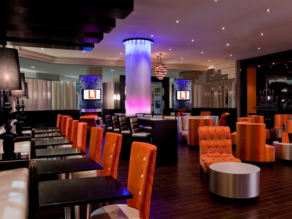 Fantasyland Hotel Edmonton Esterno foto