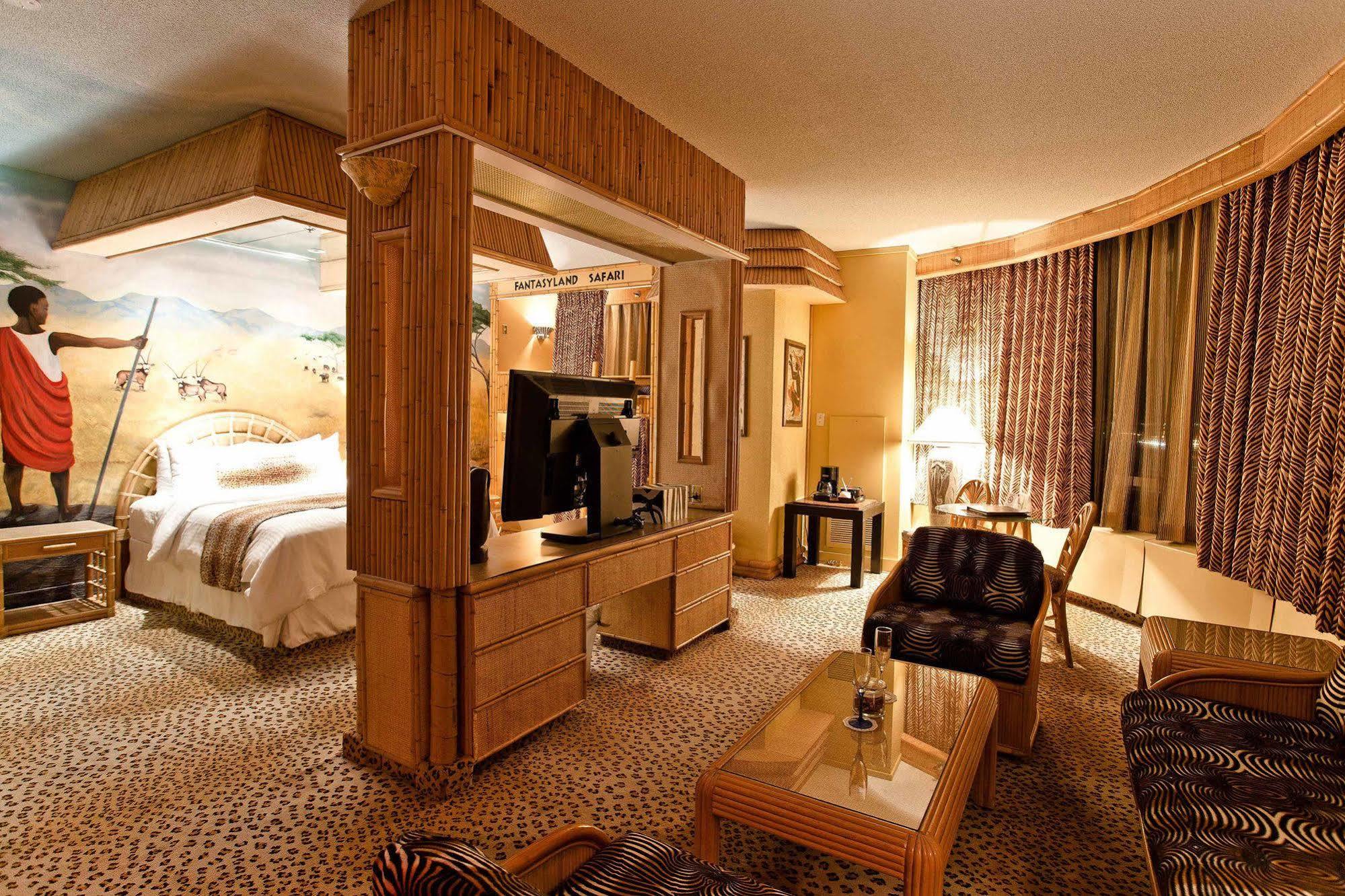 Fantasyland Hotel Edmonton Esterno foto