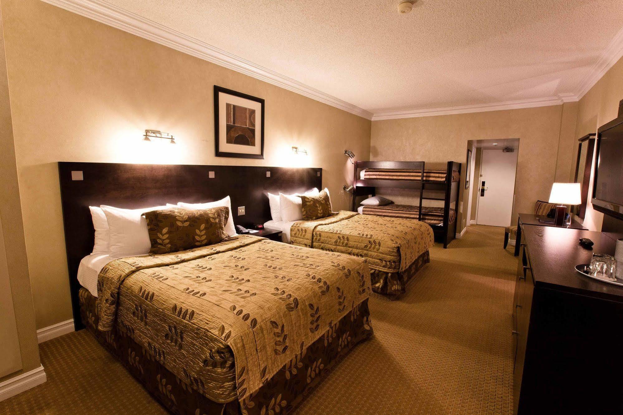 Fantasyland Hotel Edmonton Esterno foto