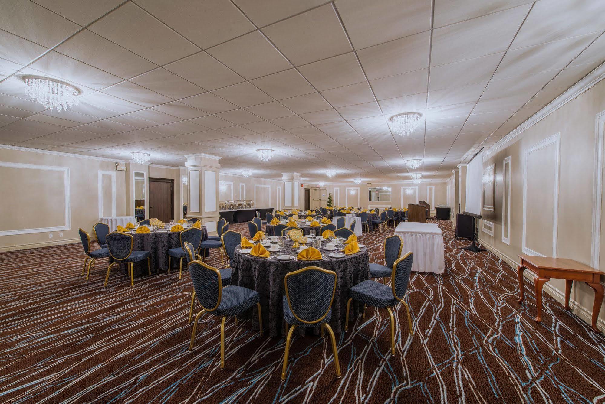 Fantasyland Hotel Edmonton Esterno foto