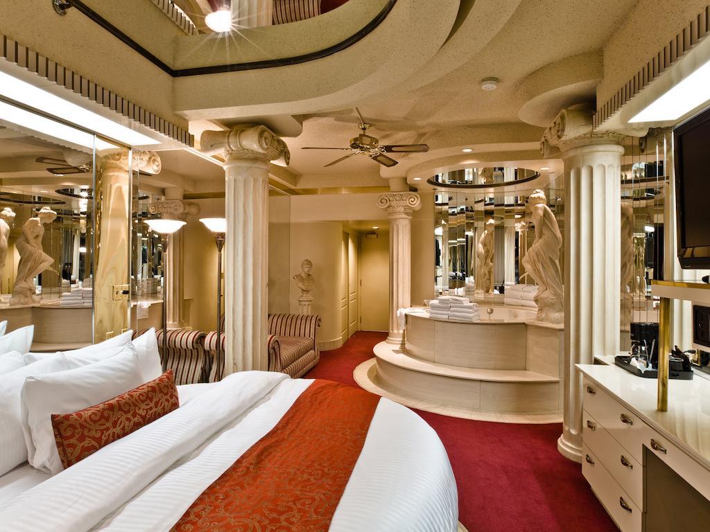 Fantasyland Hotel Edmonton Esterno foto